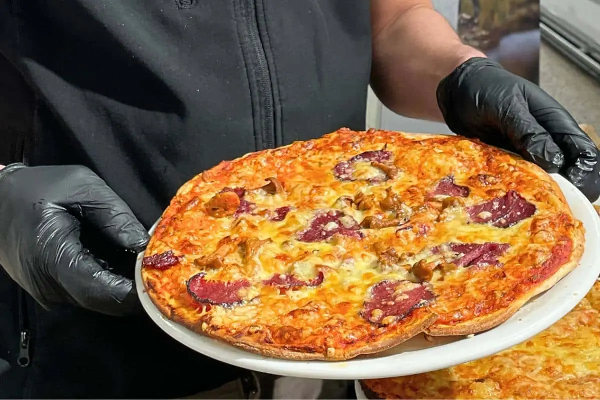 Välgräddad fryspizza direkt från ugnen. Härjedalspizza med rökt älgkött och kantareller